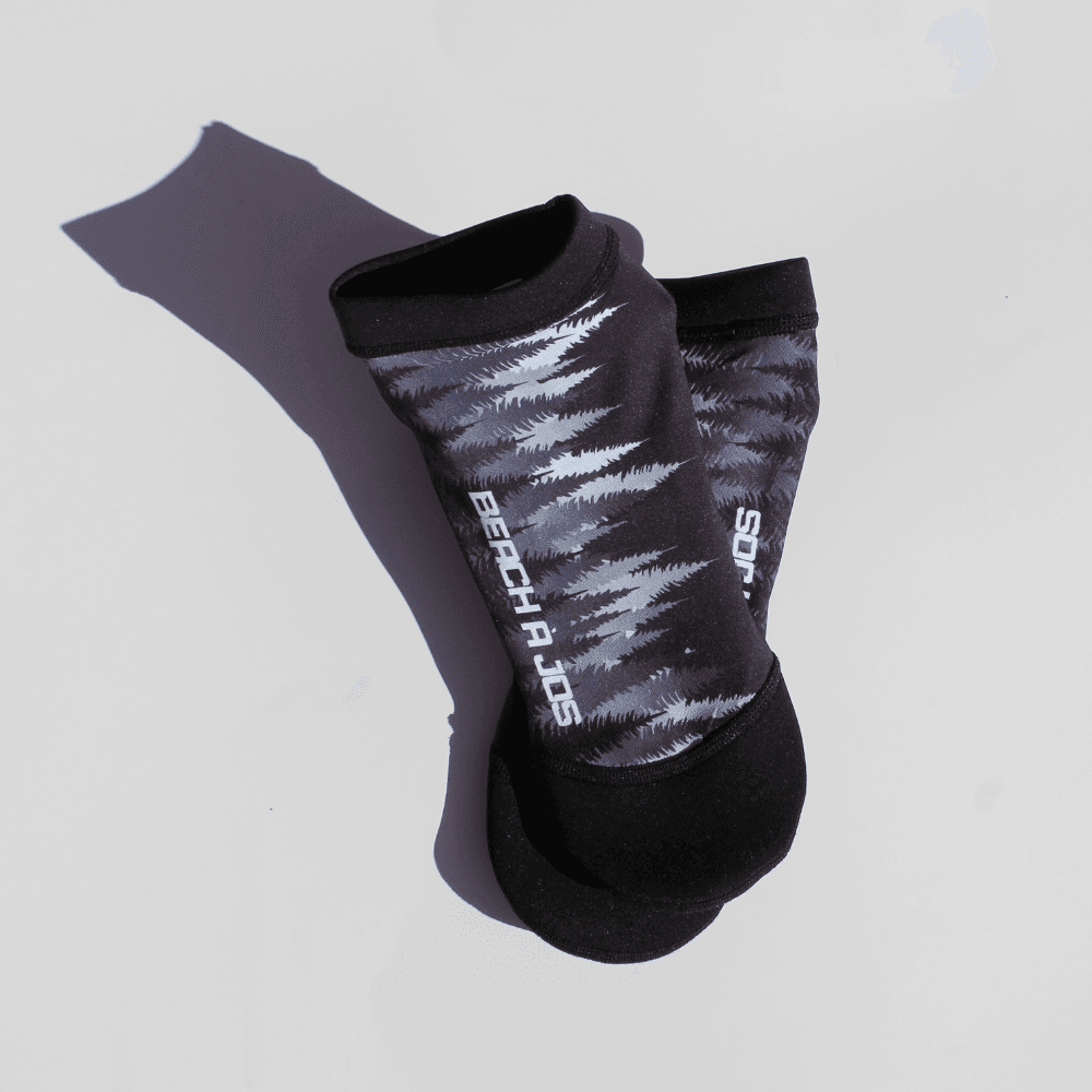 Sand socks Beach à Jos, motif d'épinettes sublimé et nom de l'événement sur le côté