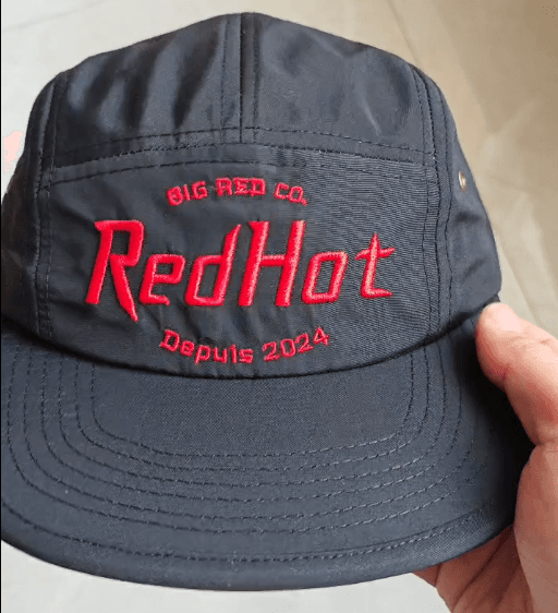 Casquette noire cinq panneaux avec le logo RedHot brodé en rouge