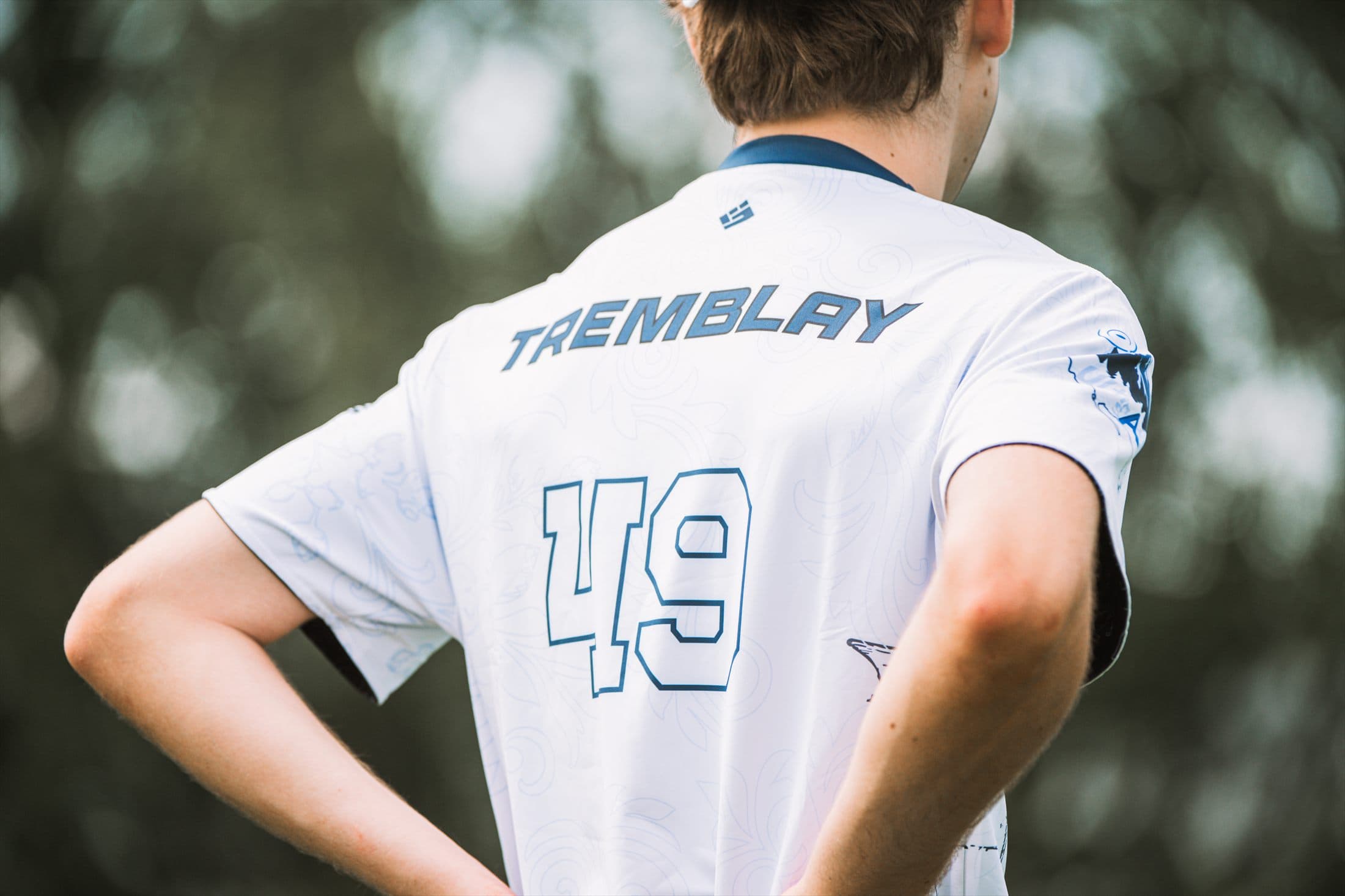 Dos d'un jersey blanc d'ultimate avec le nom Tremblay et le numéro 49 sublimés